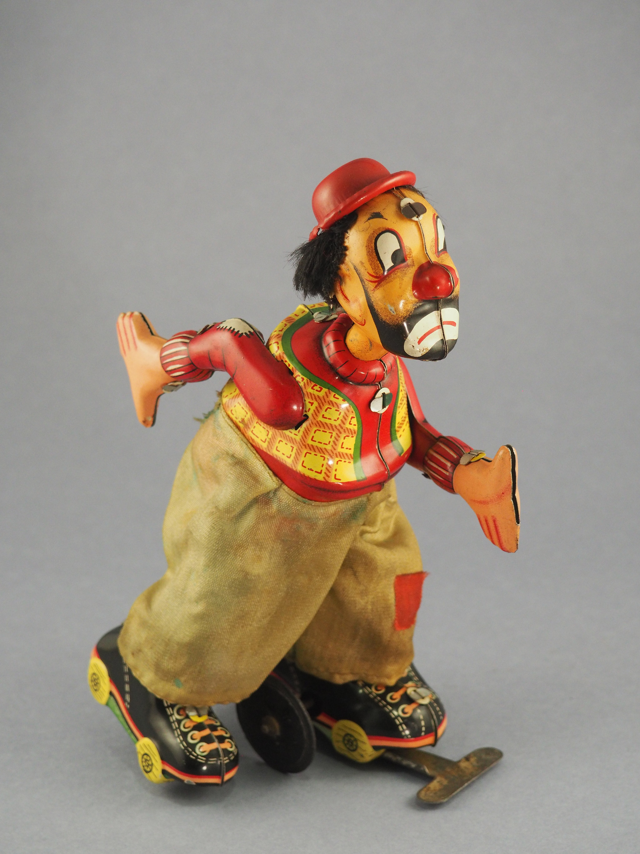 Clown on Roller Skate photo 2