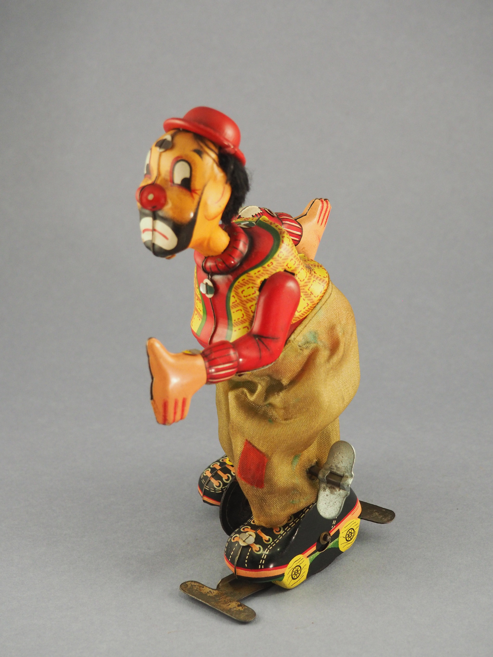 Clown on Roller Skate photo 3