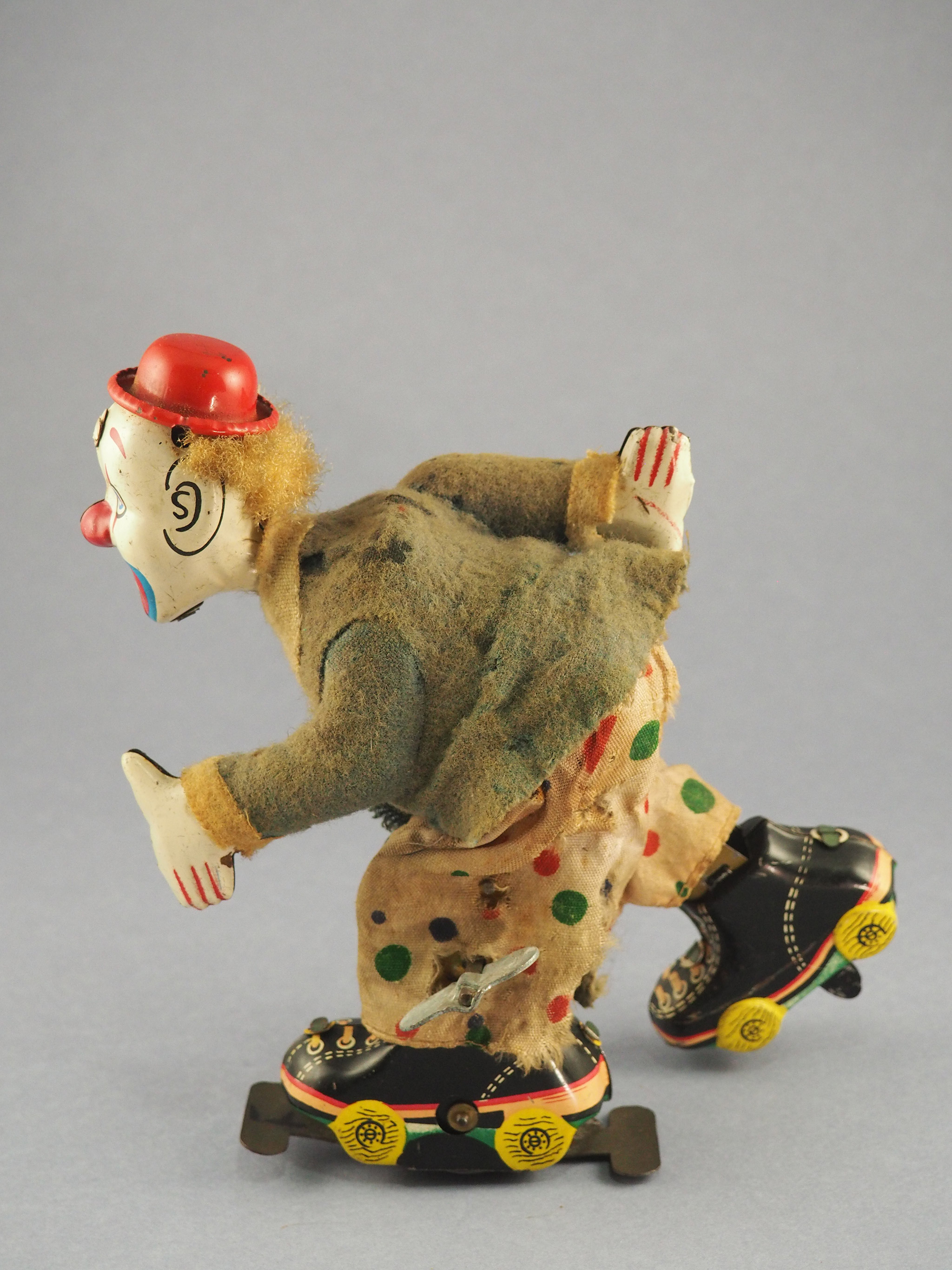 Clown on Roller Skate - White Face photo 3