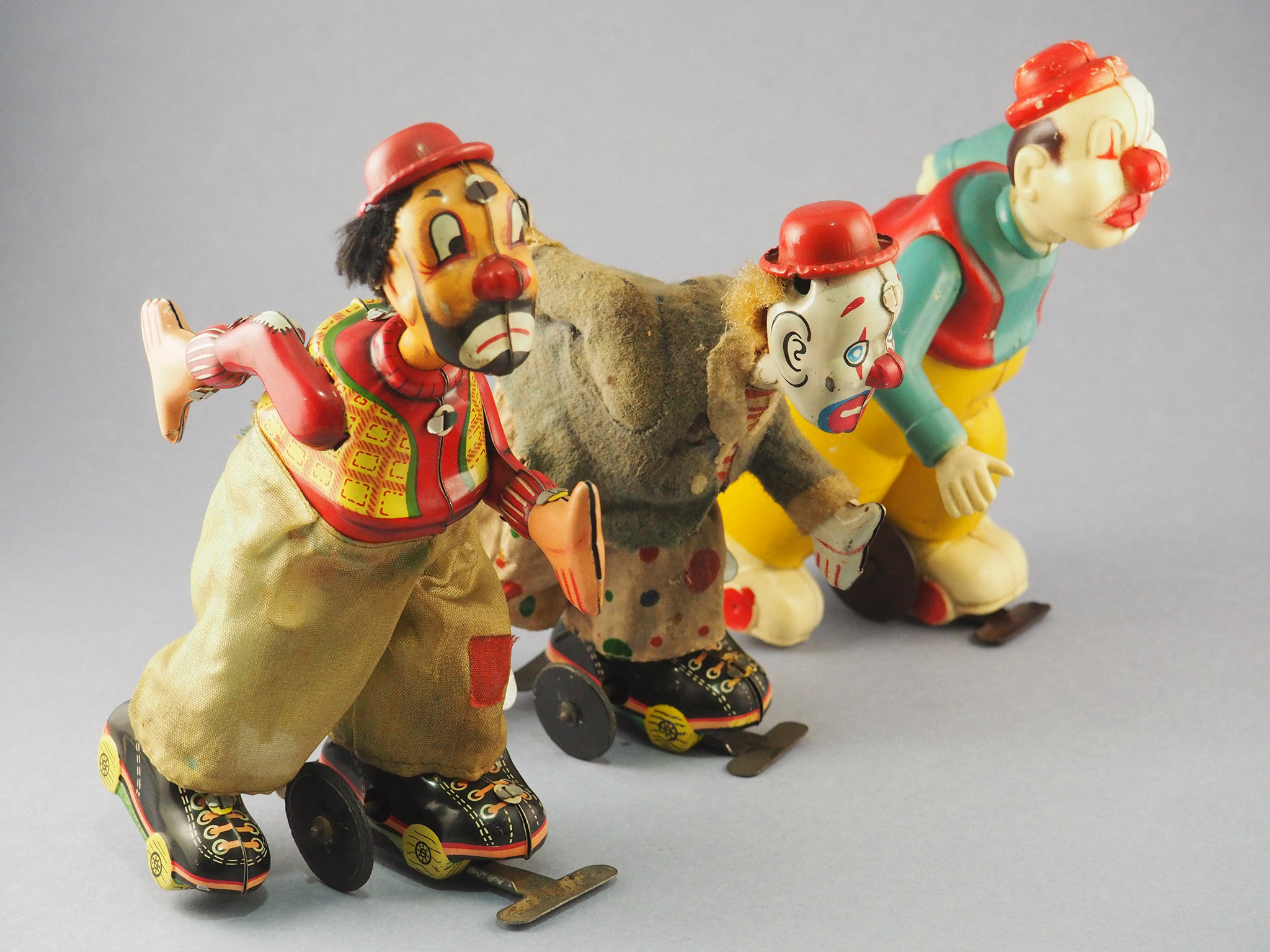 Clown on Roller Skate - White Face photo 4