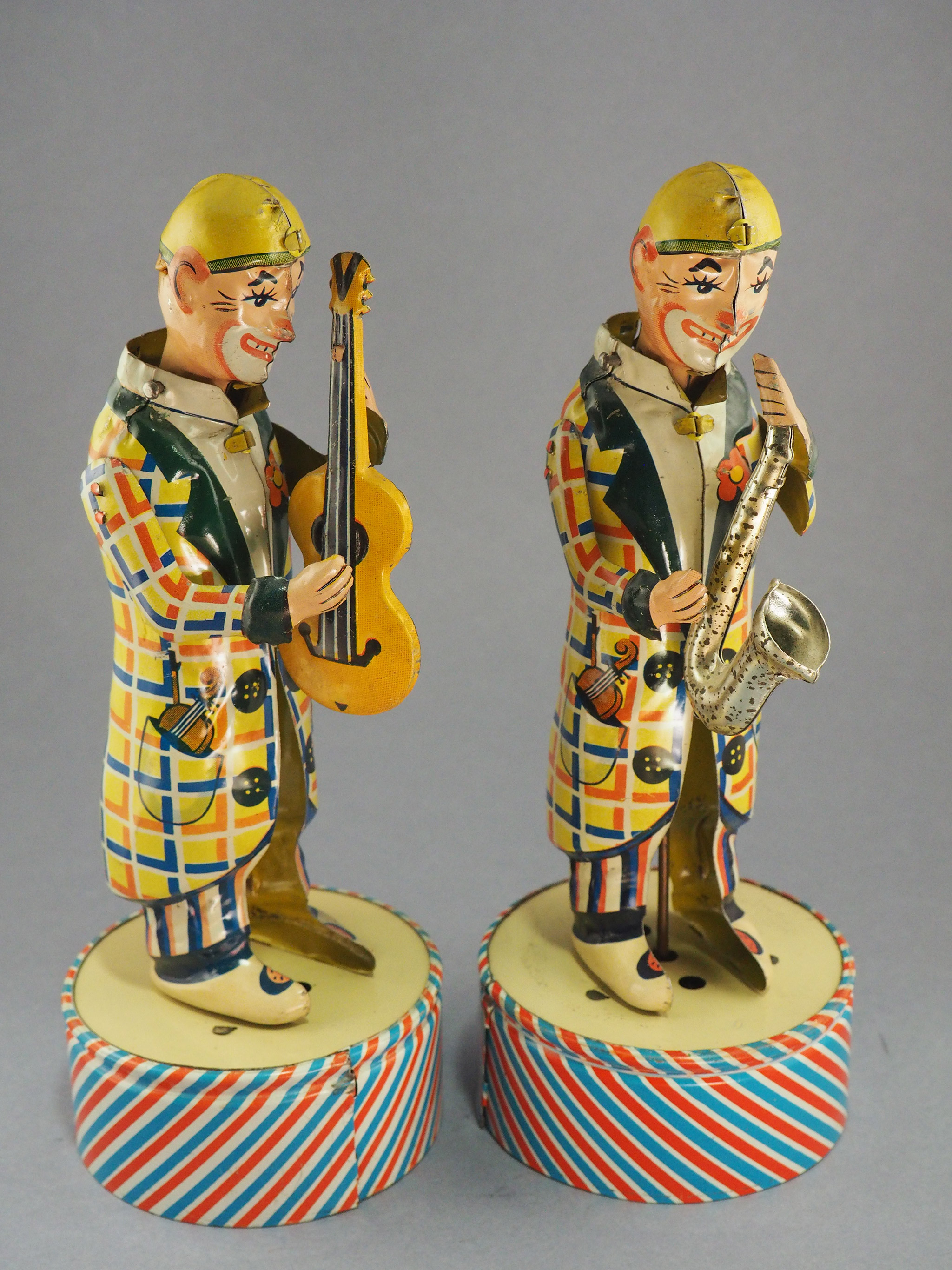 Clown with Guitar photo 2