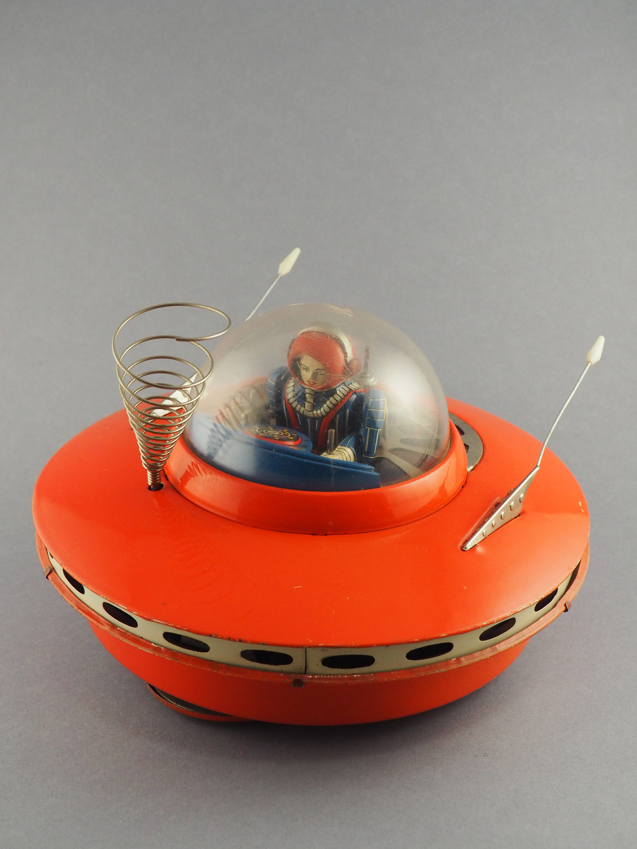 Flying Saucer with Space Pilot photo 1
