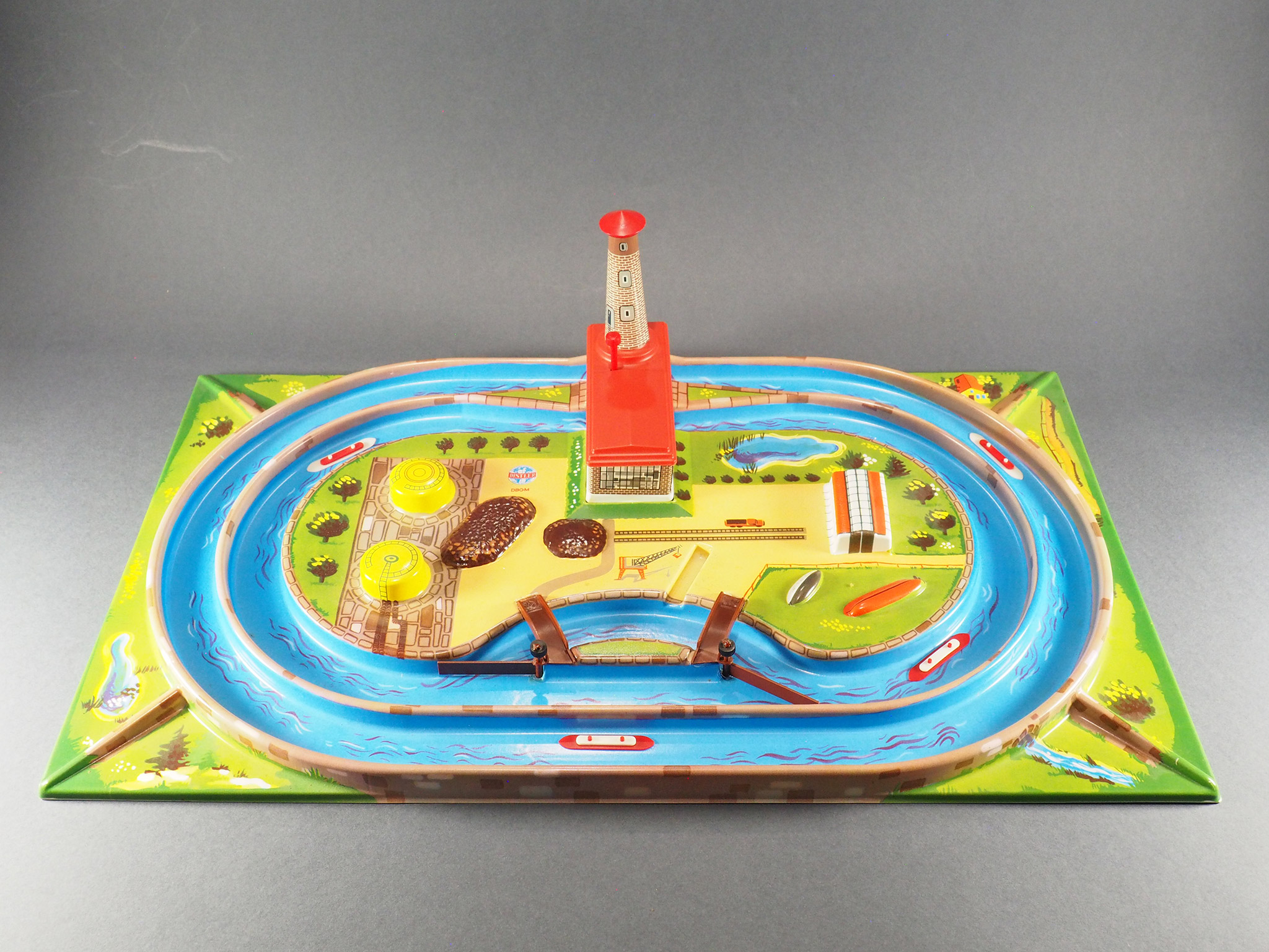 Track with canals and ships photo 1