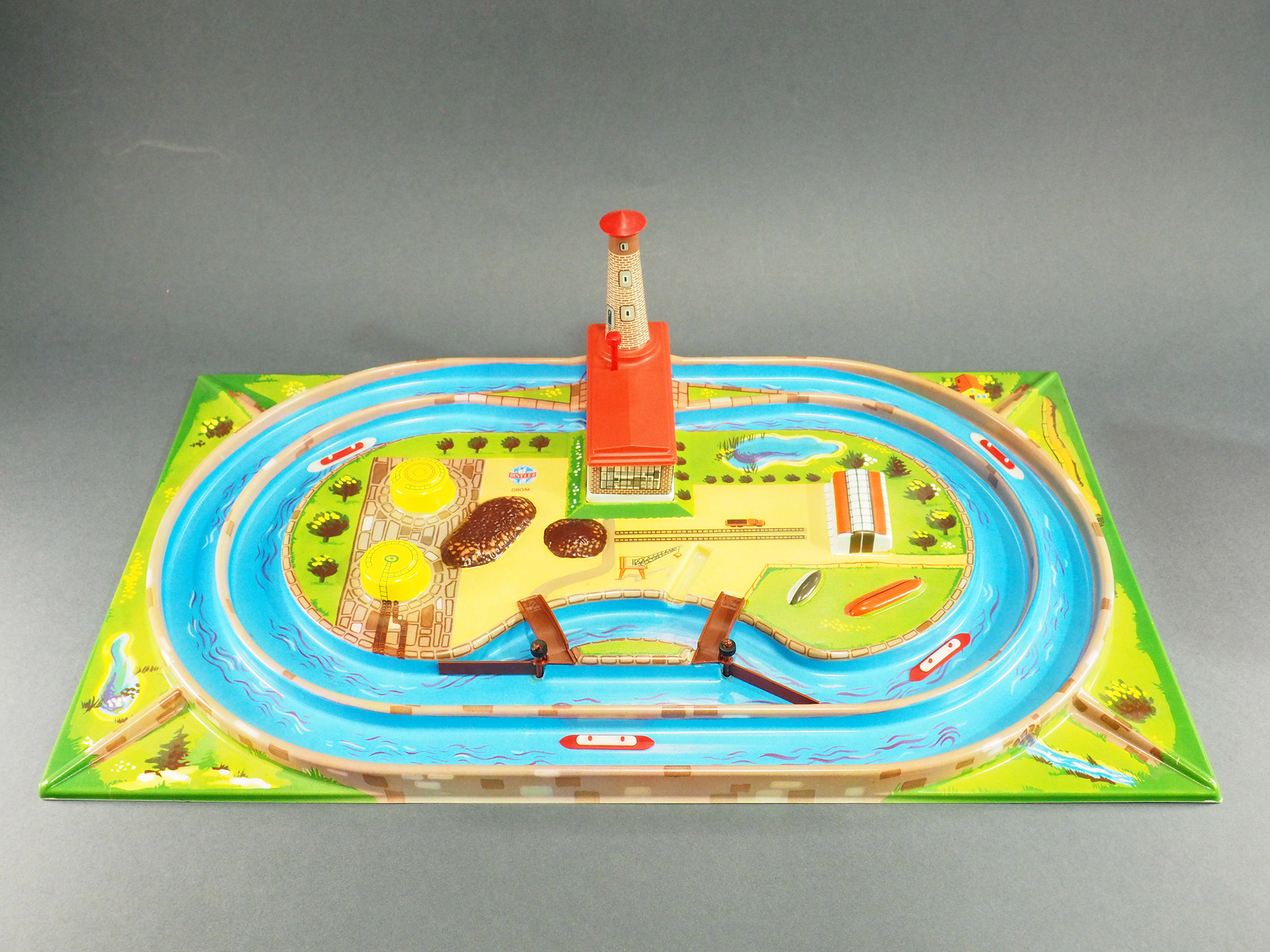 Track with canals and ships photo 2
