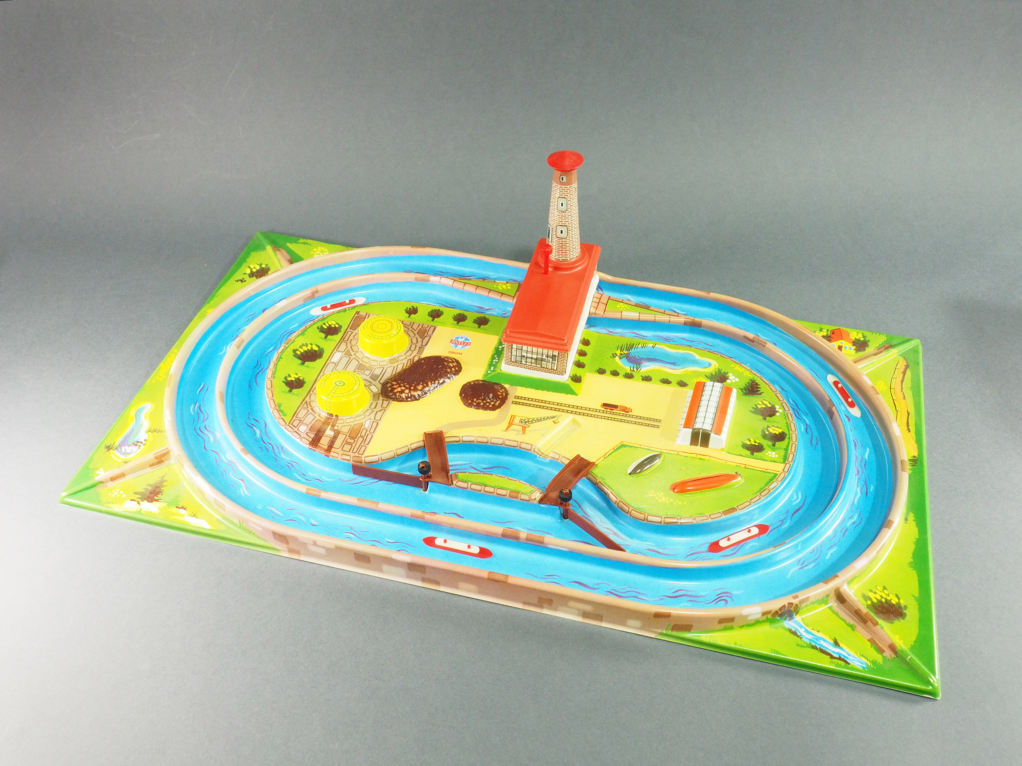 Track with canals and ships photo 3
